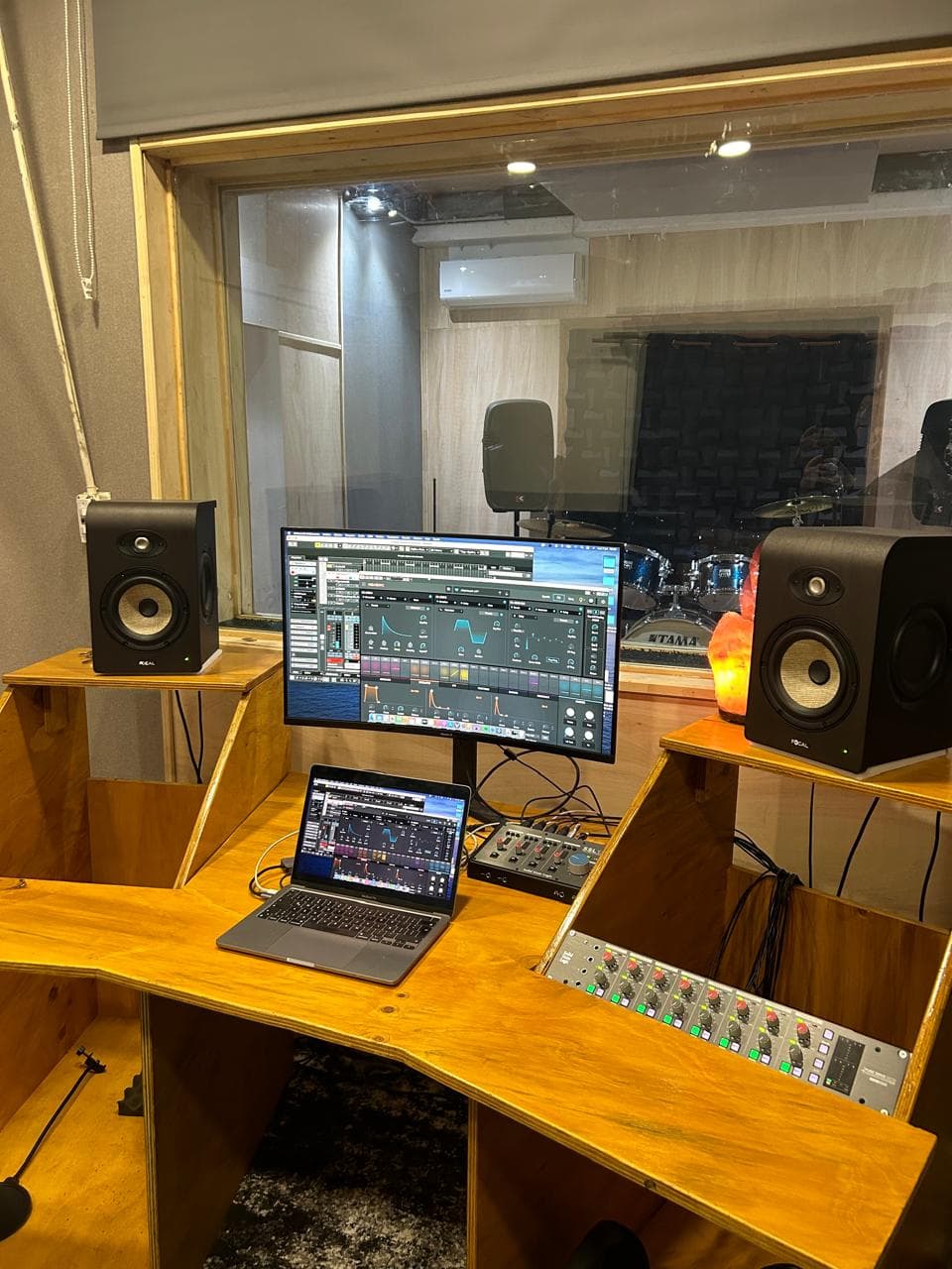 Consola de Control Solid State Logic y DAW de Santa Monica Studio